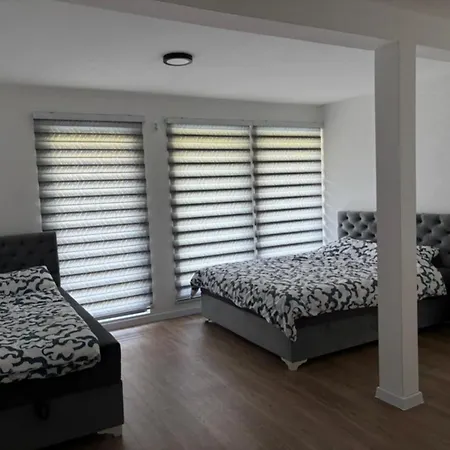 H&e Vikendica Na Vodi