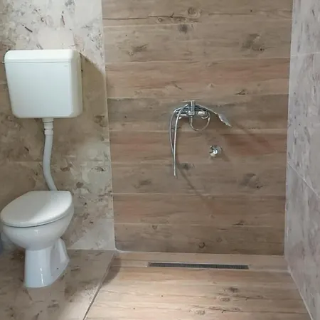 Apartment H&e Vikendica Na Vodi