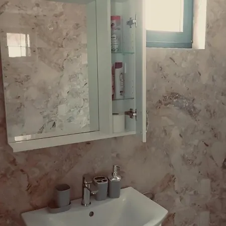 H&e Vikendica Na Vodi *